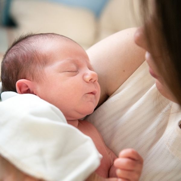 Почему кряхтит и тужится новорожденный ребенок 