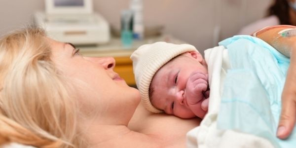 Новорождённый на руках у мамы